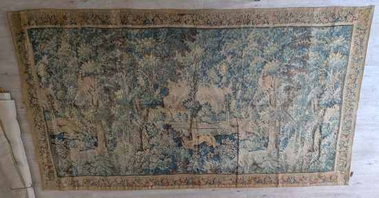LARGE TAPISSERIE à décor imprimé sur toile...